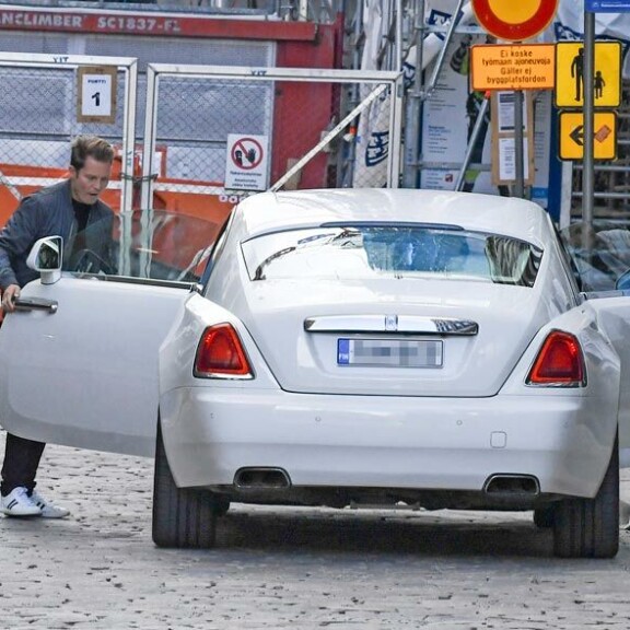 Cheekin englantilaisen ökyauton ovet aukeavat hassusti väärin päin. Cheekin englantilaisen ökyauton ovet aukeavat hassusti väärin päin.