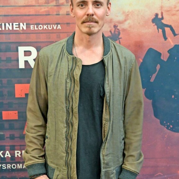 Hiljattain esikoislapsensa saanut Jasper Pääkkönen tunnetaan sekä arvostettuna näyttelijänä että liikemiehenä. Hiljattain esikoislapsensa saanut Jasper Pääkkönen tunnetaan sekä arvostettuna näyttelijänä että liikemiehenä.