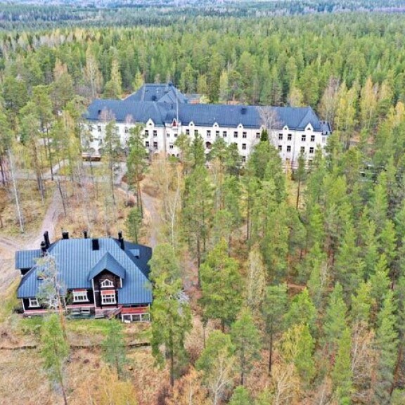 Kaupan mukana tuli yhteensä seitsemän rakennusta, joista yksi on tämä huvila. Kaupan mukana tuli yhteensä seitsemän rakennusta, joista yksi on tämä huvila.