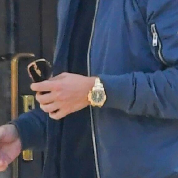 Ranteessa roikkui uusi Rolex. Ranteessa roikkui uusi Rolex.