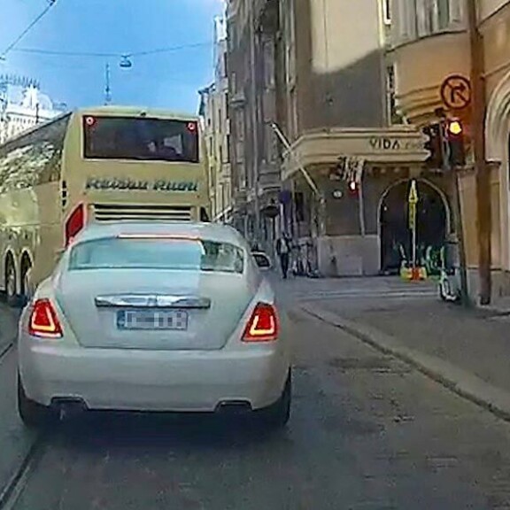 Valot olivat vaihtuneet punaiselle jo aikoja sitten... Valot olivat vaihtuneet punaiselle jo aikoja sitten...