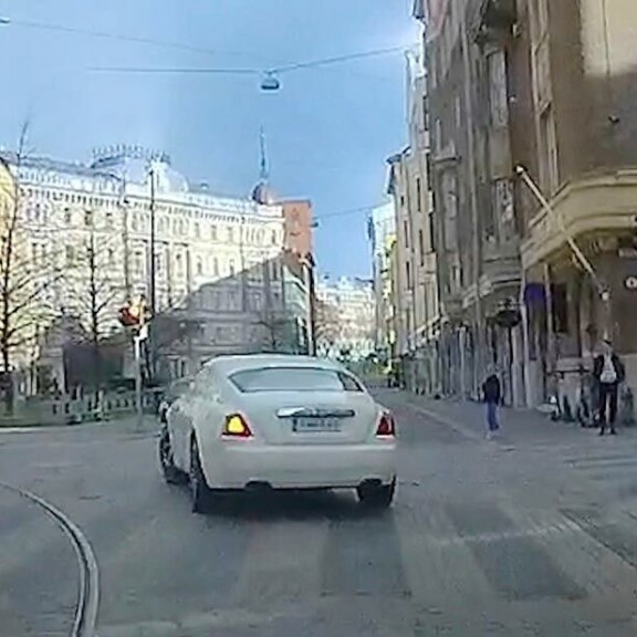 ...mutta silti Cheek lähti liikenteeseen ja ajoi punaisia päin! ...mutta silti Cheek lähti liikenteeseen ja ajoi punaisia päin!