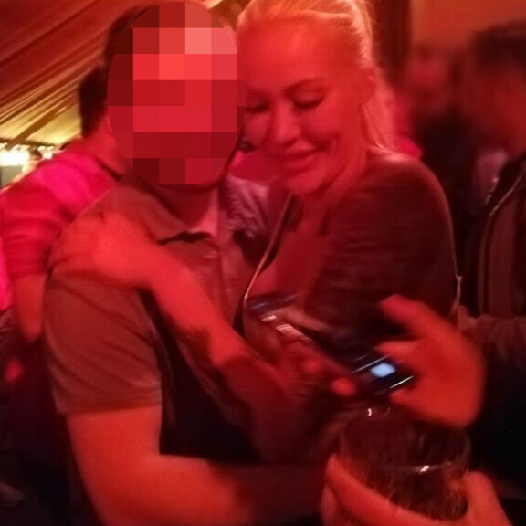 Pornotähti viihtyi läheisissä tunnelmissa kiekkofanien kanssa. Sandra Bay