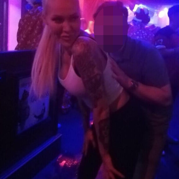 Kisaturistit pitivät Sandran seksikkäistä tanssiliikkeistä. Sandra Bay