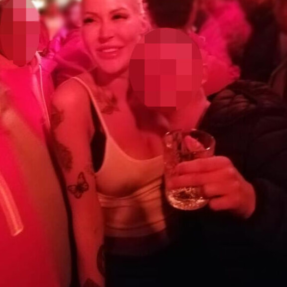 Myös Sandra sai ottaa illan aikana miehiä omaan kainaloonsa. Sandra Bay
