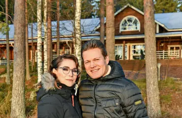 Sami Kapanen ja Satu-rakas esittelivät Seiskalle taloansa - nyt upea hirsilinna on myynnissä: kuvat!