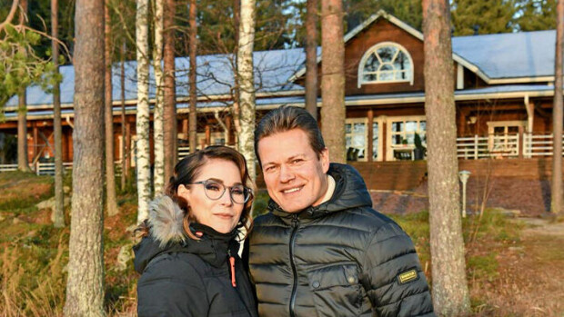 Sami Kapanen ja Satu-rakas esittelivät Seiskalle taloansa - nyt upea hirsilinna on myynnissä: kuvat! Sami ja Satu Kapanen