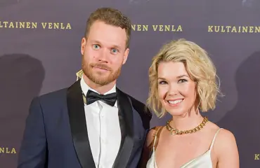 Mikä lukaali! Eero Ettala jakoi tuoreita kuvia hulppeasta kesämökistään - Tuija Pehkonen hääri puutarhansa kimpussa