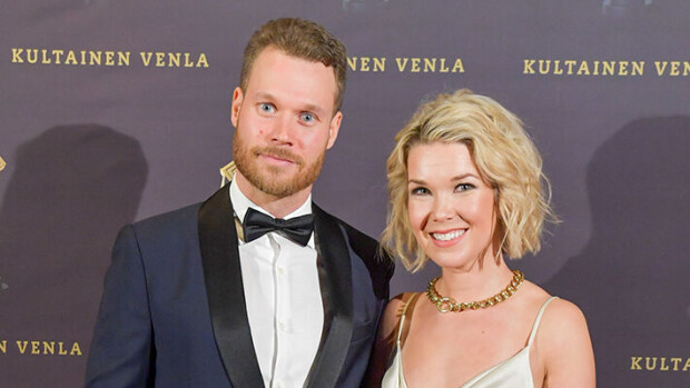 Mikä lukaali! Eero Ettala jakoi tuoreita kuvia hulppeasta kesämökistään - Tuija Pehkonen hääri puutarhansa kimpussa Eero ja Tuija