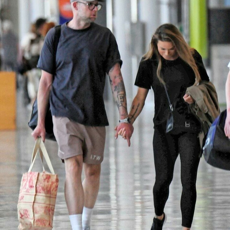 Urheilullinen tanskalaismies herätti huomiota, sillä hän on varsin pitkä. Jesper ja Martina kävelivät lentoasemalla käsi kädessä, ja herrasmiehen tavoin Jesper kantoi Martinan Dior-laukkua.