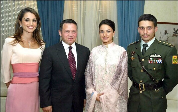 Hamzahin ensimmäisissä häissä 2003 veljekset olivat vielä lämpimissä väleissä. Jordanian hallitsijapari Abdullah ja Rania sekä prinssi Hamzah