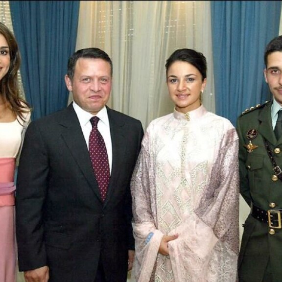 Hamzahin ensimmäisissä häissä 2003 veljekset olivat vielä lämpimissä väleissä. Jordanian hallitsijapari Abdullah ja Rania sekä prinssi Hamzah
