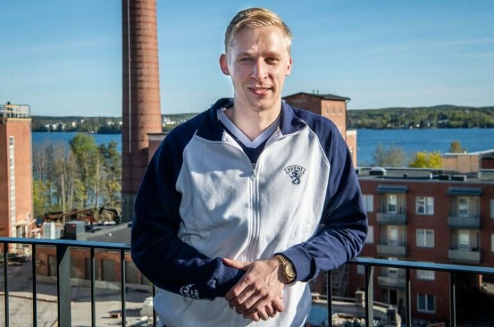 Dallas Starsin NHL-puolustaja Esa Lindell liittyi torstaina Leijoniin. Pomminvarma peruspakki pelaa jo tänään perjantaina Iso-Britanniaa vastaan. Dallas Starsin NHL-puolustaja Esa Lindell liittyi torstaina Leijoniin. Hän pelaa jo tänään perjantaina Iso-Britanniaa vastaan.