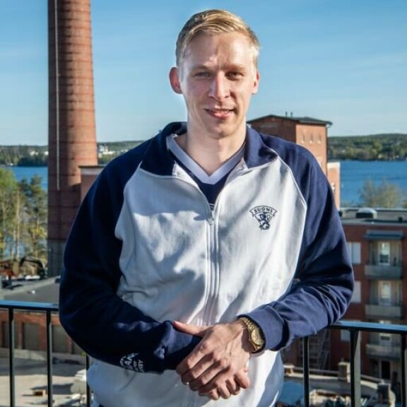 Dallas Starsin NHL-puolustaja Esa Lindell liittyi torstaina Leijoniin. Pomminvarma peruspakki pelaa jo tänään perjantaina Iso-Britanniaa vastaan. Dallas Starsin NHL-puolustaja Esa Lindell liittyi torstaina Leijoniin. Hän pelaa jo tänään perjantaina Iso-Britanniaa vastaan.