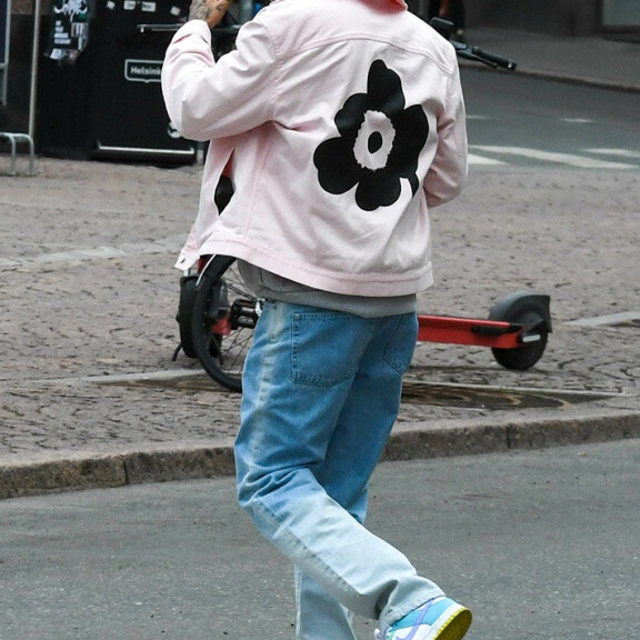 Räppärin selässä oli söpö kukka. mg