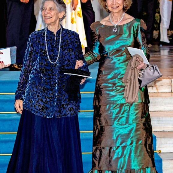 Irene ja Espanjan emeritakuningatar Sofia ovat sisarukset. Irene ja Espanjan emeritakuningatar Sofia ovat sisarukset.