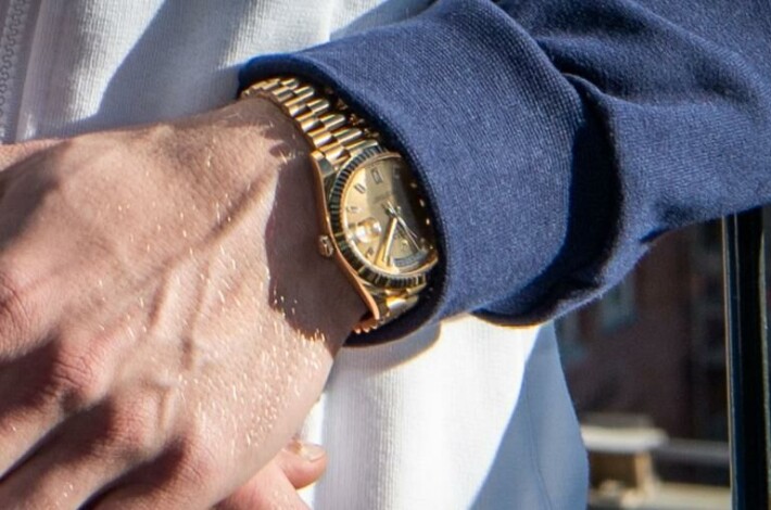 Esan kymmenien tuhansien eurojen arvoinen kello on Rolexin Day-Date eli niin sanottu Presidentti-malli. Esan kymmenien tuhansien eurojen arvoinen kello on Rolexin Day-Date eli niin sanottu Presidentti-malli.