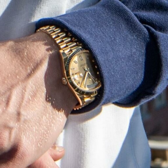 Esan kymmenien tuhansien eurojen arvoinen kello on Rolexin Day-Date eli niin sanottu Presidentti-malli. Esan kymmenien tuhansien eurojen arvoinen kello on Rolexin Day-Date eli niin sanottu Presidentti-malli.