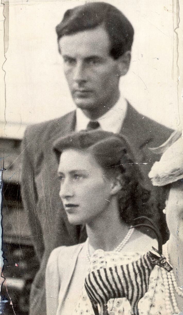 Margaretin suhde Peteriin oli aikansa suurimpia skandaaleja. – Mitä me teemme siskoni holtittoman elämän kanssa, Elisabet kysyi usein yksityissihteeriltään. Kuva vuodelta 1947. Margaretin suhde Peteriin oli aikansa suurimpia skandaaleja. – Mitä me teemme siskoni holtittoman elämän kanssa, Elisabet kysyi usein yksityissihteeriltään. Kuva vuodelta 1947.