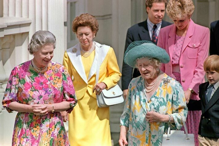 Vaikka siskoksilla oli eripuransa, ei Margaret sietänyt, että kuningatarta arvosteltiin. Tästä syystä hän halveksi prinsessa Dianaa. Kuvassa vietetään kuningataräidin 92-vuotisjulia.