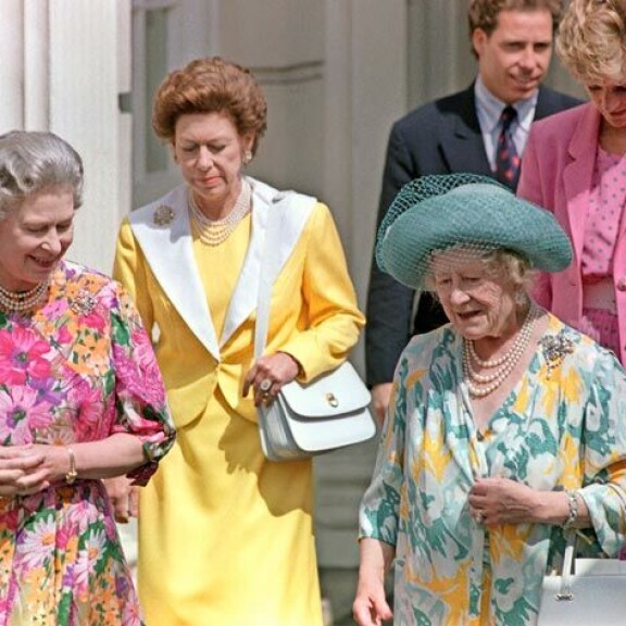 Vaikka siskoksilla oli eripuransa, ei Margaret sietänyt, että kuningatarta arvosteltiin. Tästä syystä hän halveksi prinsessa Dianaa. Kuvassa vietetään kuningataräidin 92-vuotisjulia. Vaikka siskoksilla oli eripuransa, ei Margaret sietänyt, että kuningatarta arvosteltiin. Tästä syystä hän halveksi prinsessa Dianaa. Kuvassa vietetään kuningataräidin 92-vuotisjulia.