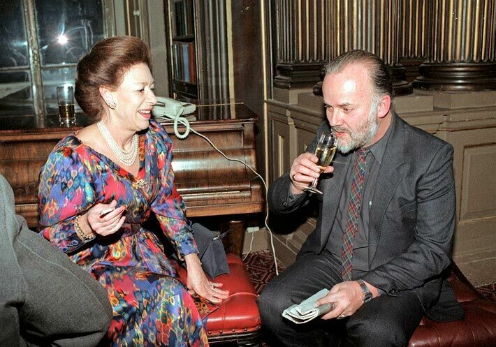 Margaretin elämäntapa juhlineen ja julkkiksineen suututti usein britit. Vuoden 1992 kuvassa hän tupakoi Island Recordsin pippaloissa dj John Peelin seurassa.