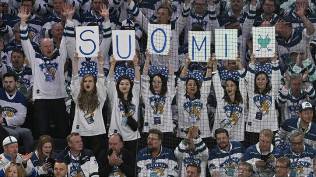 Tämä katsoja käänsi päät Suomi-Ruotsi-ottelussa - voiko rohkeampaa olla? Katso kuva ja video! Suomi-Ruotsi