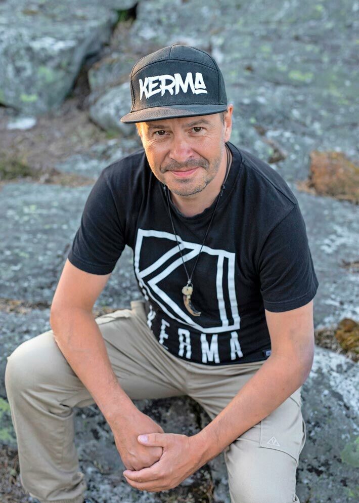 Artistinimellä Poju esiintyvä Pasi Heinonen on keskisuomalainen hittinikkari. – Minusta piti tulla lätkätähti, mutta tulikin sitten esiintyvä artisti. Artistinimellä Poju esiintyvä Pasi Heinonen on keskisuomalainen hittinikkari. – Minusta piti tulla lätkätähti, mutta tulikin sitten esiintyvä artisti.