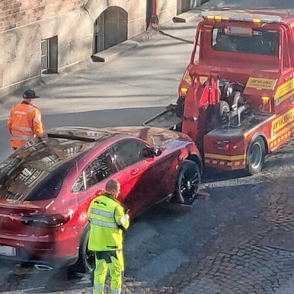 ”Peppujulkkiksella ylivoimaisia vaikeuksia” Erna Huskon ökymaasturi sai lähtöpassit – kuva! Erna Huskon auto