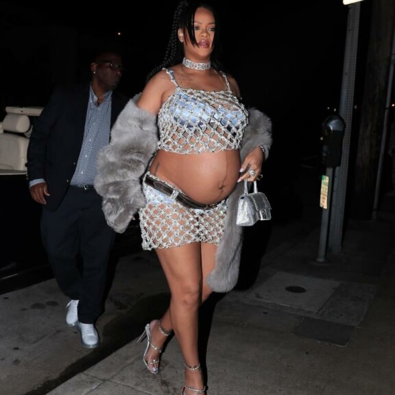 Glitteriä ja kimallusta! Hopeanhohtoinen tyyli paljasti alusvaatteetkin. Rihanna