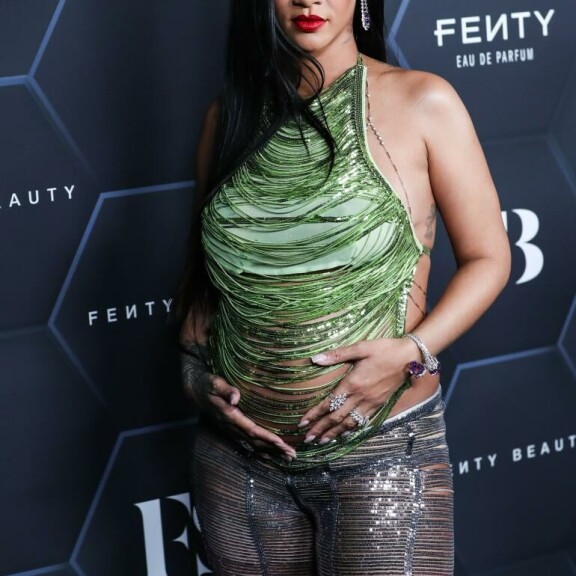 Rihanna edusti kosmetiikkabrändinsä Fenty Beautyn tapahtumassa niin ikään kimaltelevana. Rihanna