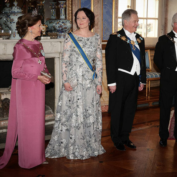 Kuningas- ja presidenttipari olivat vastassa illallisvieraita. Ruotsin halllitsijapari Kaarle Kustaa ja Silvia sekä Sauli Niinistö ja Jenni Haukio