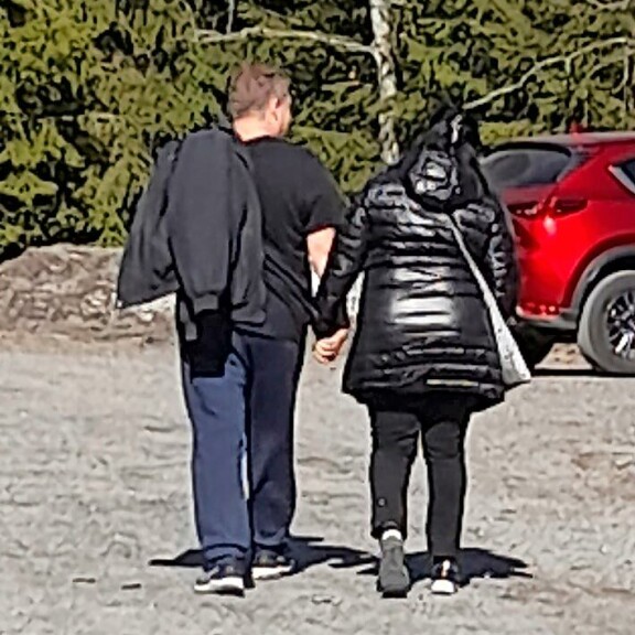 Pari kuherteli käsi kädessä reilu kuukausi sitten. Vain viikko tämän kuvan jälkeen mies muutti omaan asuntoon. Pari kuherteli käsi kädessä reilu kuukausi sitten. Vain viikko tämän kuvan jälkeen mies muutti omaan asuntoon.