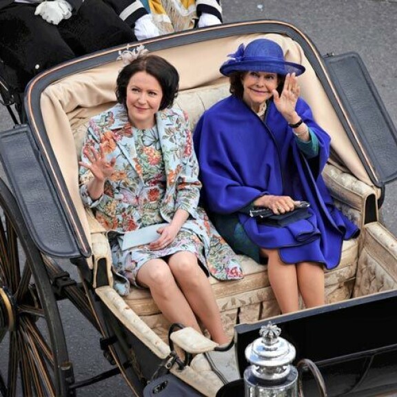 Molemmat rouvat aloittivat valtiovierailun sinisen sävyissä. Molemmat rouvat aloittivat valtiovierailun sinisen sävyissä.