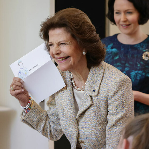 Silvia oli yhtä hymyä tavatessaan lapsia uudessa toimintakeskuksessa. Kuningatar Silvia
