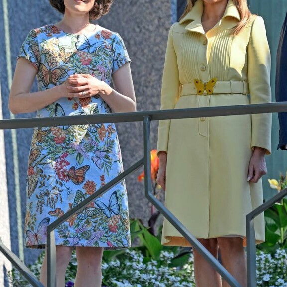 Jenni Haukion kaksiosainen asu oli ihastuttava aurinkoiseen kevätpäivään. Asu nähtiin aikoinaan USA:n presidentin vierailulla, kun Jenni emännöi Melania Trumpia. Jenni Haukion kaksiosainen asu oli ihastuttava aurinkoiseen kevätpäivään. Asu nähtiin aikoinaan USA:n presidentin vierailulla, kun Jenni emännöi Melania Trumpia.