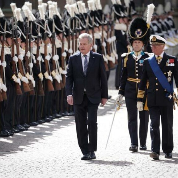 Tervetuliaisseremoniassa soitettiin molempien maiden kansallislaulut sekä tarkastettiin kunniakomppania. Kuten tavaksi on tullut, tälläkin kertaa yksi sotamies pyörtyi. Tervetuliaisseremoniassa soitettiin molempien maiden kansallislaulut sekä tarkastettiin kunniakomppania. Kuten tavaksi on tullut, tälläkin kertaa yksi sotamies pyörtyi.