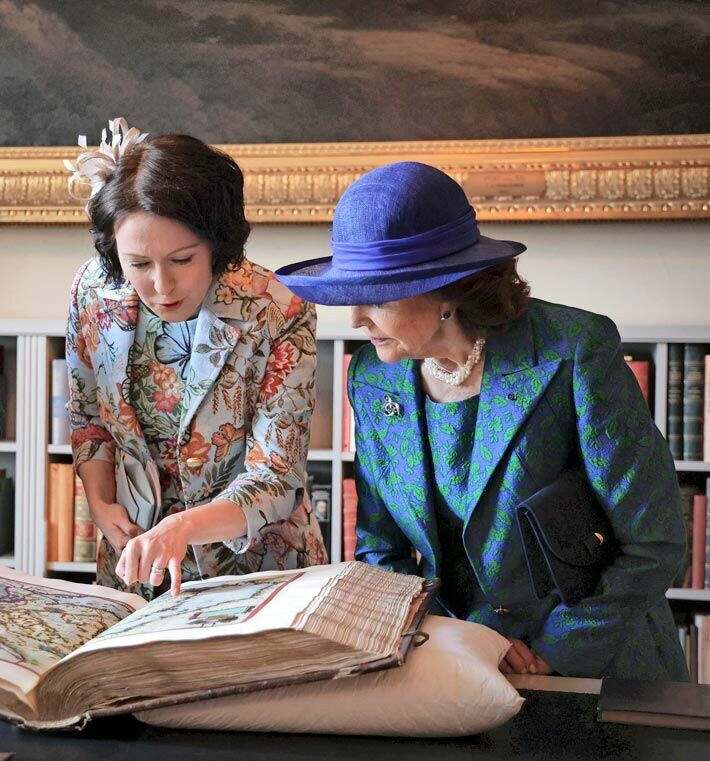 Jennillä ja Silvialla oli omaa ohjelmaa kuninkaanlinnan Bernadotte-kirjastossa. Jenni pääsi kurkistamaan kuningaskunnan vanhoihin kartastoihin.