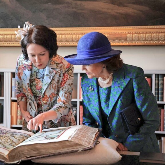 Jennillä ja Silvialla oli omaa ohjelmaa kuninkaanlinnan Bernadotte-kirjastossa. Jenni pääsi kurkistamaan kuningaskunnan vanhoihin kartastoihin. Jennillä ja Silvialla oli omaa ohjelmaa kuninkaanlinnan Bernadotte-kirjastossa. Jenni pääsi kurkistamaan kuningaskunnan vanhoihin kartastoihin.