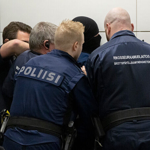 Lopulta Pyynönen saatiin neljän miehen voimin seinää vasten, ja käräjäistunto saattoi jatkua nippusiteissä. Perttu Pyynönen