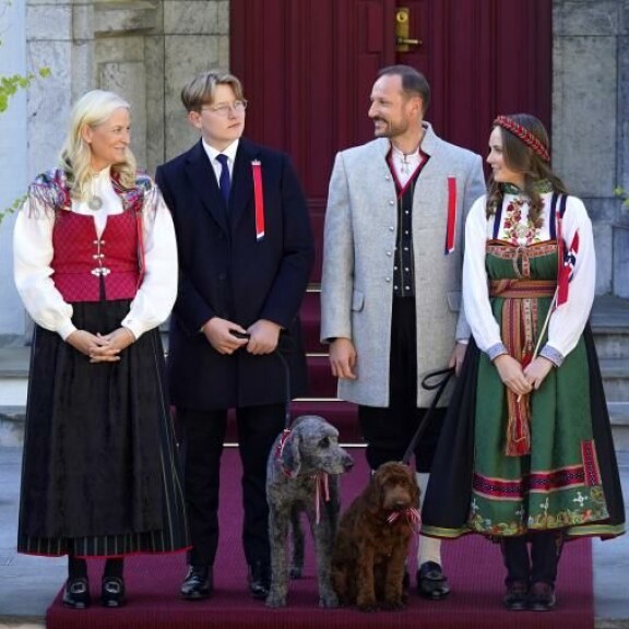 Prinssi Haakon toi kaikki perheenjäsenensä kansallispäivän juhliin - koiria myöten. Norjan kuningasperhe