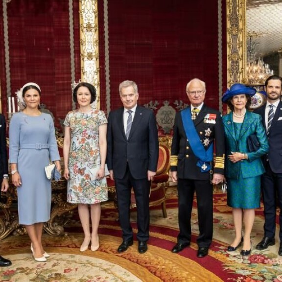 Kruununprinsessa Victoria hymyilee Jenni Haukion vieressä. Kuninkaalliset ja presidenttipari