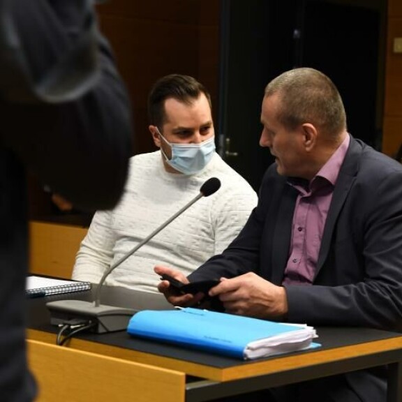 Niko jutteli asianajajansa kanssa ennen tilaisuuden alkua. Niko Ranta-aho
