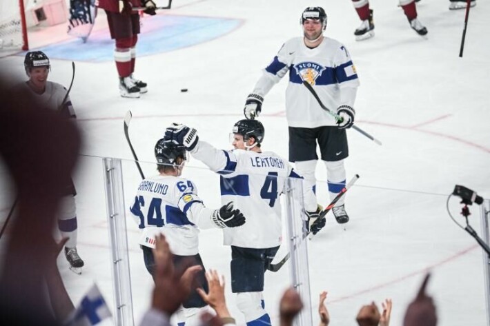 Siellä lepää! Mikael Granlund päästi Suomen piinasta lauottuaan Latvian verkkoon voittomaalin.