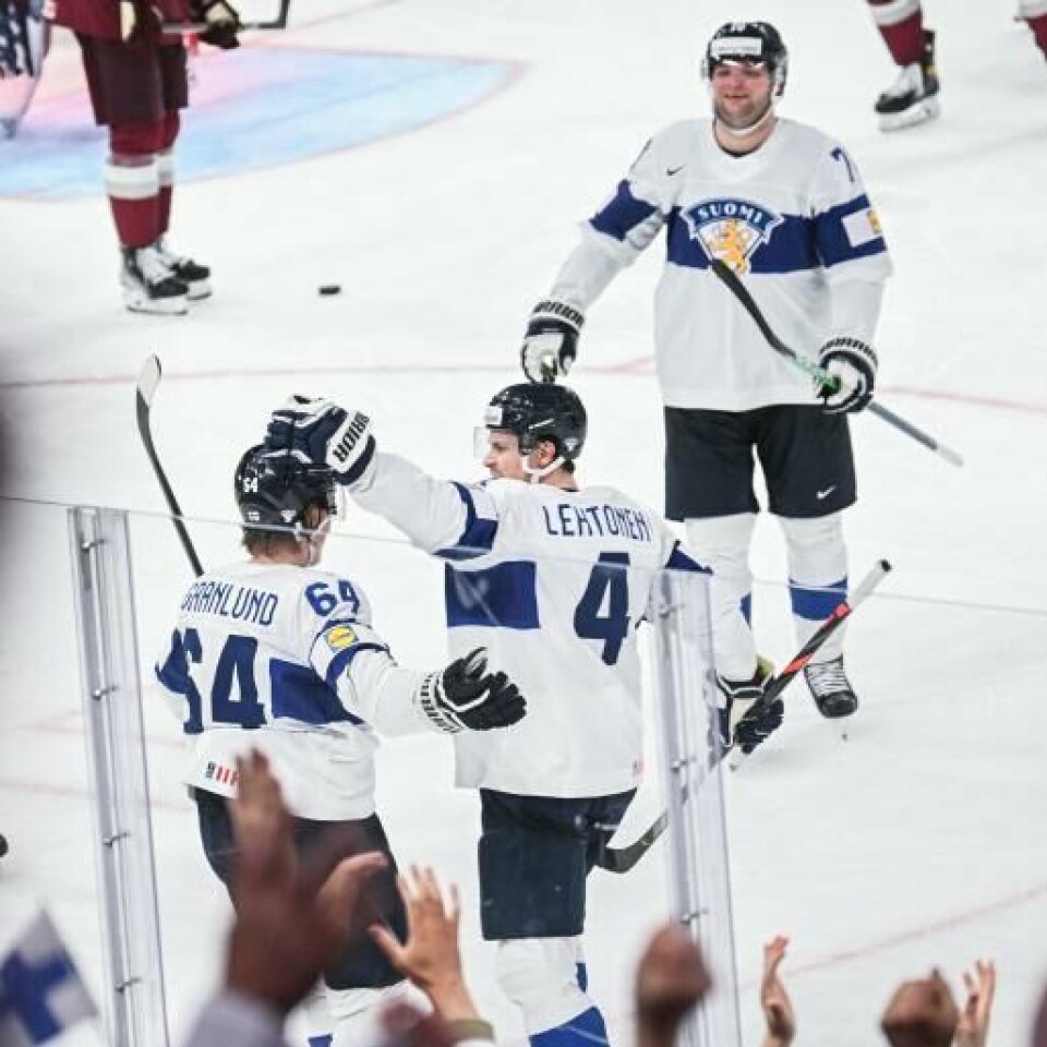 Siellä lepää! Mikael Granlund päästi Suomen piinasta lauottuaan Latvian verkkoon voittomaalin.