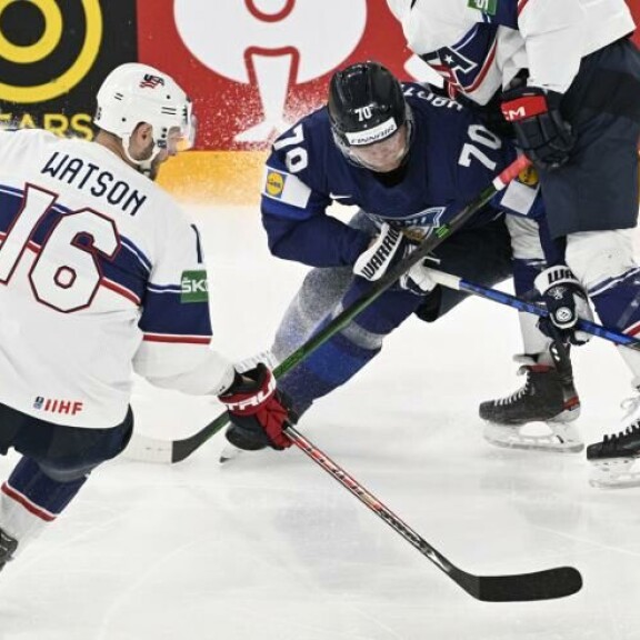 Vankilakiekkoa pelannut Austin Watson passitettiin suihkuun sikailujensa seurauksena. Kuvassa myös jenkkihyökkäjään järjettömän päätiltin uhriksi joutunut Teemu Hartikainen. Jenkkihyökkääjä Austin Watson passitettiin suihkuun sikailujensa seurauksena.