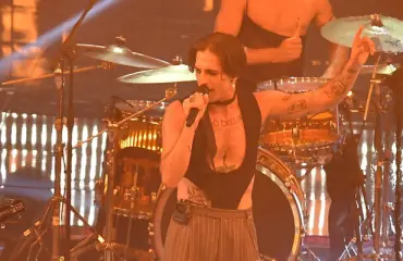 Måneskinin Damianon ikävä tapaturma - linkutti viisulavalla kivuissaan jalkaansa