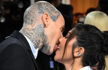 Nyt se on varmaa - Kourtney Kardashian ja Travis Barker menivät naimisiin