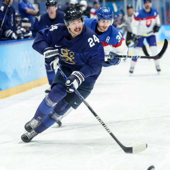 NHL-monimiljonääri Olli Jokinen haluaa tuoda kiekkokeskusteluissa lisää persoonia esiin. Kuvassa Suomen ensimmäisen olympiakullan ratkaissut lahtelainen viiksimies Hannes Björninen. NHL-miljonääri Olli Jokinen haluaa tuoda kiekkokeskusteluissa lisää persoonia esiin. Kuvassa Suomen ensimmäisen olympiakullan ratkaissut lahtelainen viiksimies Hannes Björninen.