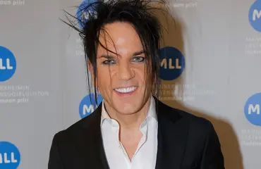 Oho! Kesällä 50 täyttävä Jussi69 esitteli vatsalihaksiaan muotinäytöksessä - katso!